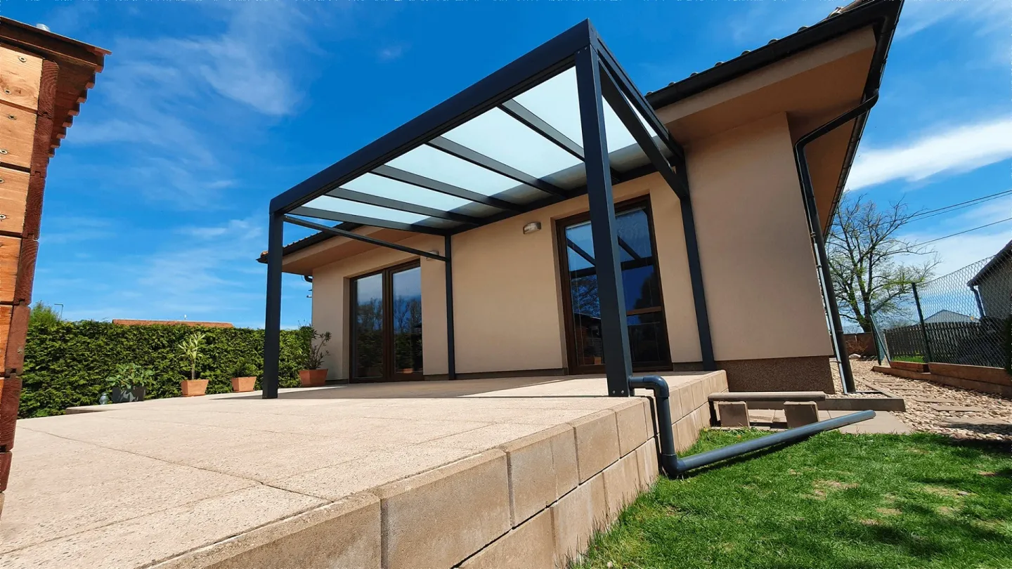 Zastrešenie terasy — kovová pergola