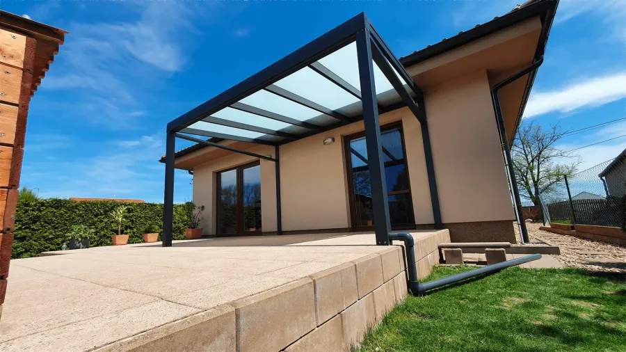 Kovová pergola so zastrešením terasy