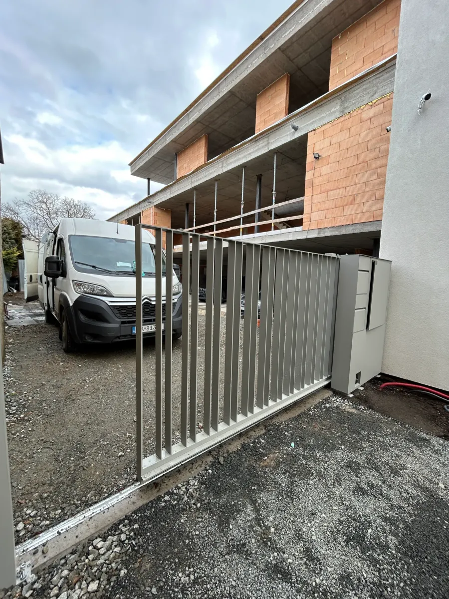 Kovová vjazdová brána v sivom prevedení