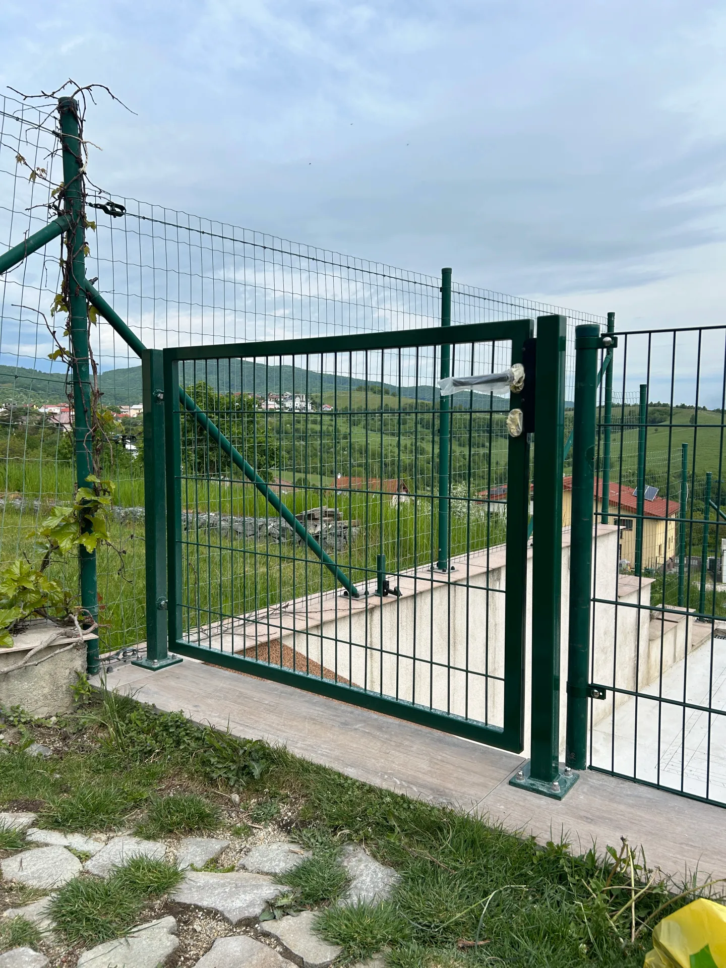 Zelená dekoračná kovová bránička na mieru