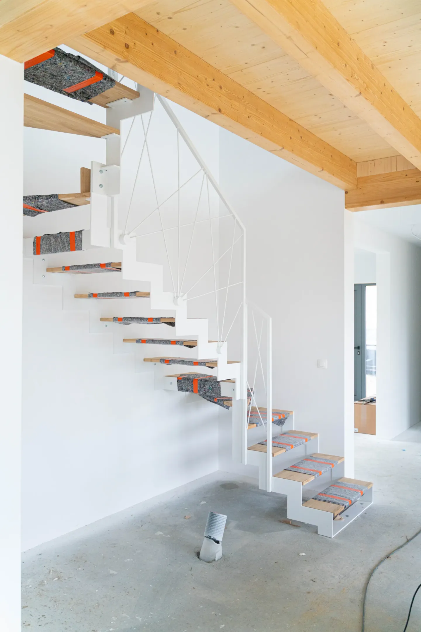 Ručne vyrobené biele schodisko na mieru